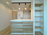 【キッチン】 | アーバンパレスシエル福間☆仲介手数料無料☆ | 機能性とデザイン性を両立させた、リノベーション物件ならではの素敵なキッチン。立ってみるとそれがよく分かります♪ふとしたスペースに、活かされた収納。生活を支えるのはこんな気遣い。