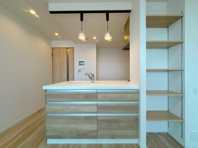 【キッチン】 | アーバンパレスシエル福間☆仲介手数料無料☆ | 機能性とデザイン性を両立させた、リノベーション物件ならではの素敵なキッチン。立ってみるとそれがよく分かります♪ふとしたスペースに、活かされた収納。生活を支えるのはこんな気遣い。