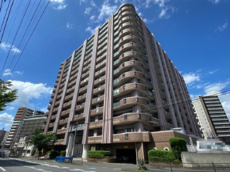 【外観】 | 青空にも夕焼けにも映える、そんなたたずまい。ここで新生活スタートさせてみませんか♪