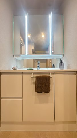 【独立洗面台】 | アーティックス大手町☆仲介手数料無料☆ | 大きな鏡と明るい照明が、今日の始まりをさわやかにしてくれます。