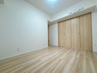 【洋室】 | アーティックス大手町☆仲介手数料無料☆ | 一人ひとり快適な空間は違うからこそ、家具の配置もアレンジしやすいシンプルなデザインに。