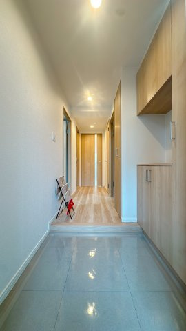 【玄関】 | アーティックス大手町☆仲介手数料無料☆ | 玄関は光沢のある床材で、汚れもとても落としやすい。こういうちょっとした気遣いが長く住むと効いてくるんです。