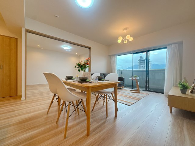 【居間・リビング】 | アーティックス大手町☆仲介手数料無料☆ | ゆっくりくつろげるLDKは大きな窓からたっぷりの日差しが取り込める心地の良い空間。日中は明かりが無くても過ごせます。