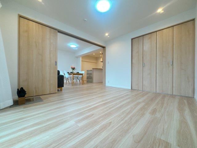 【洋室】 | アーティックス大手町☆仲介手数料無料☆ | 可動間仕切りは、ときに広く使ったり、区切って使ったりと選ぶ自由が持てるんです♪リビングと一体で使うともっと広々♪