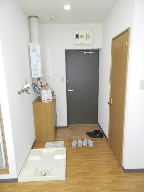 クレセントコートの玄関