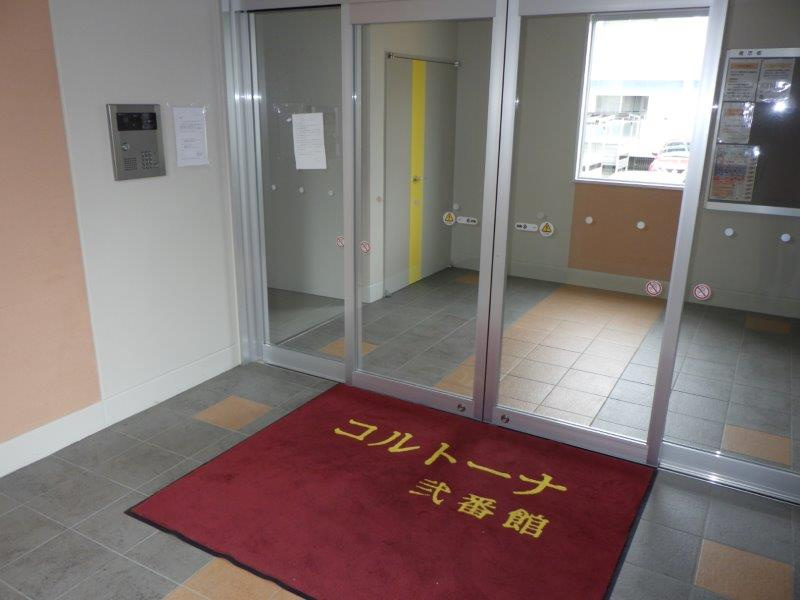 コルトーナ弐番館のエントランス|オートロックでセキュリティ面も安心