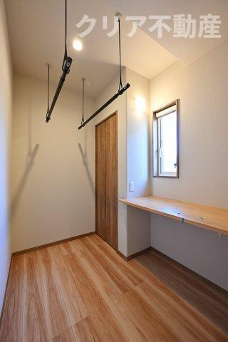 【内装】 | スマート・ワン シティ 太田市龍舞町 | 室内物干しやカウンターがついたランドリールーム