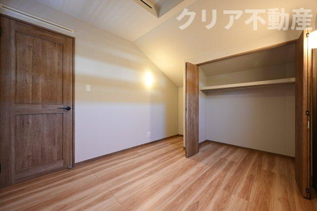 【洋室】 | スマート・ワン シティ 太田市龍舞町 | 広々としたクローゼットでお部屋はいつでもスッキリクリアに！