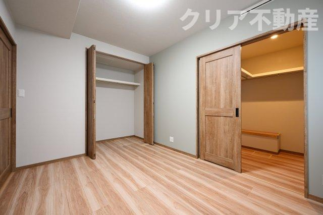 【寝室】 | スマート・ワン シティ 太田市龍舞町 | 日当たりのよい寝室は大容量のウォークインクローゼット付き！