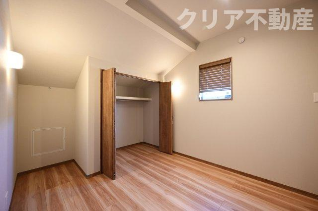 【洋室】 | スマート・ワン シティ 太田市龍舞町 | 寛ぎの時間を紡ぎだす主寝室。大型ベッドを置いても余裕です。