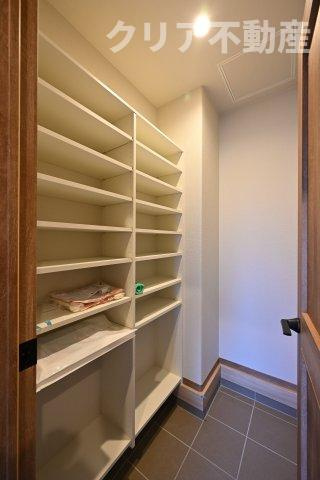 【玄関】 | スマート・ワン シティ 太田市龍舞町 | 玄関には棚付きのシューズインクロークがありたっぷり収納できます！
土間空間なのでベビーカー置き場としても最適です。