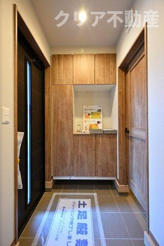 【玄関】 | スマート・ワン シティ 太田市龍舞町 | 大型のシューズボックスがあるので、家族全員の靴をしっかり収納！玄関スッキリ！