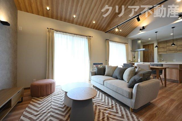 【居間・リビング】 | スマート・ワン シティ 太田市龍舞町 | 日当たりがよく広いリビングは家族が自然と集まる居心地の良い空間です♪