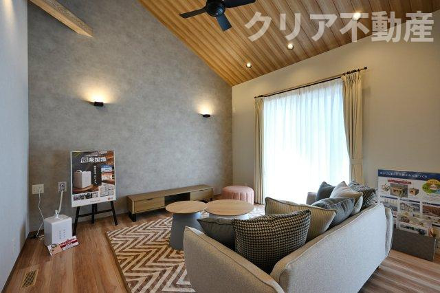 【居間・リビング】 | スマート・ワン シティ 太田市龍舞町 | 大型ＴＶも余裕で置けちゃう！ワイドなリビングで家族団らんの時間も増えそうですね♪