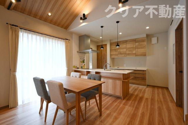 【居間・リビング】 | スマート・ワン シティ 太田市龍舞町 | 家族揃っての食事が楽しくなる広々としたダイニング♪