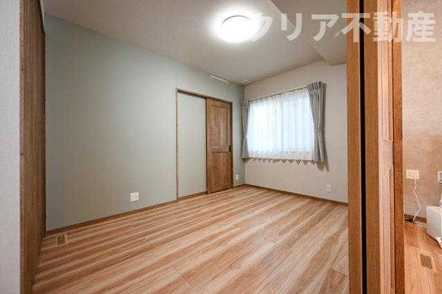 【洋室】 | スマート・ワン シティ 太田市龍舞町 | 続き間の洋室は扉を開け放つとリビングの延長として広々使えます！