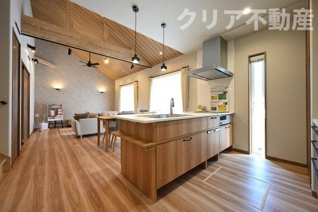 【キッチン】 | スマート・ワン シティ 太田市龍舞町 | 対面タイプならキッチン内にいながらご家族やお客様との会話が楽しめます