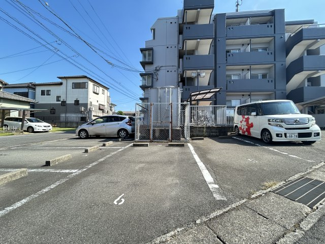 パラシオ東海の駐車場