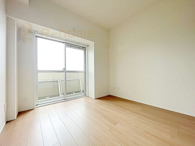 サンライフ取手A棟　中古マンションの洋室|大きな窓から自然光が差し込む明るい洋室！差し込むあたたかな陽当たりで快適な空間を。