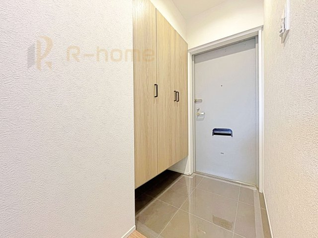 サンライフ取手A棟　中古マンションの玄関|気持ちよくご家族やゲストを送迎できる穏やかな雰囲気の玄関♪大きな下駄箱で玄関廻りスッキリ♪