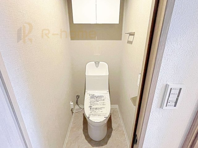サンライフ取手A棟　中古マンションのトイレ|新品交換済みのトイレ！トイレットペーパーなどを見せずに収納できる収納棚付き♪
