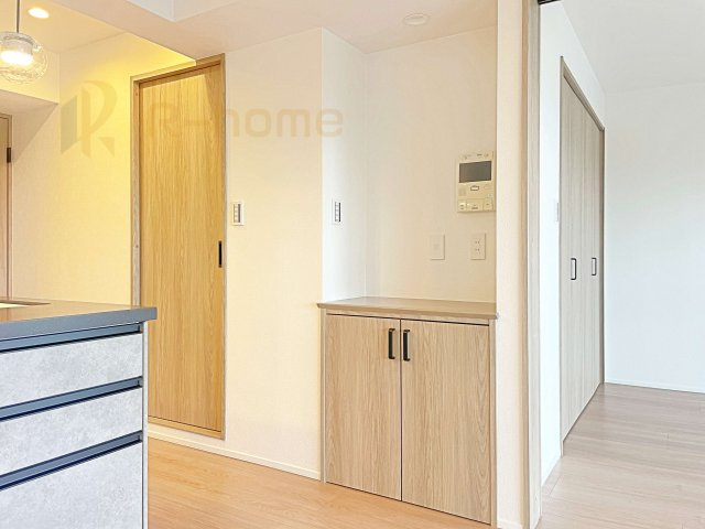 サンライフ取手A棟　中古マンションの収納|防災グッズなどの収納にも便利なリビング収納！棚上に写真を飾ってもいいですね♪