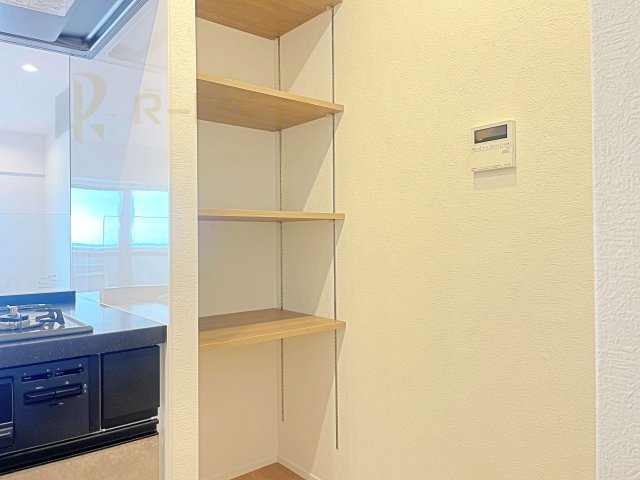 サンライフ取手A棟　中古マンションの収納|キッチン横に便利な可動棚！調理器具や食器・調味料などをスッキリ収納♪