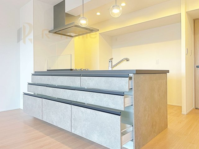 サンライフ取手A棟　中古マンションのキッチン|お洒落なキッチンはダイニング側も収納付き♪カトラリーやホットプレート等もスッキリ収納できます♪