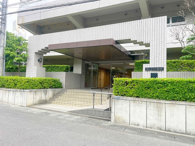 サンライフ取手A棟　中古マンションのエントランス|家族やお客様を気持ち良く迎えられるエントランス！宅配ボックス＆集合ポスト付きで荷物の受け取り楽々♪