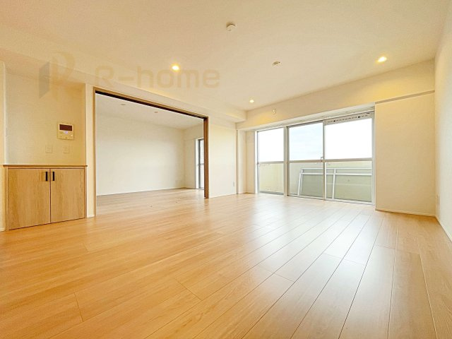 サンライフ取手A棟　中古マンションの居間・リビング|たっぷりの陽光が注ぎ込む明るいリビング♪隣接の洋室を開放すると更なる大空間に変身♪