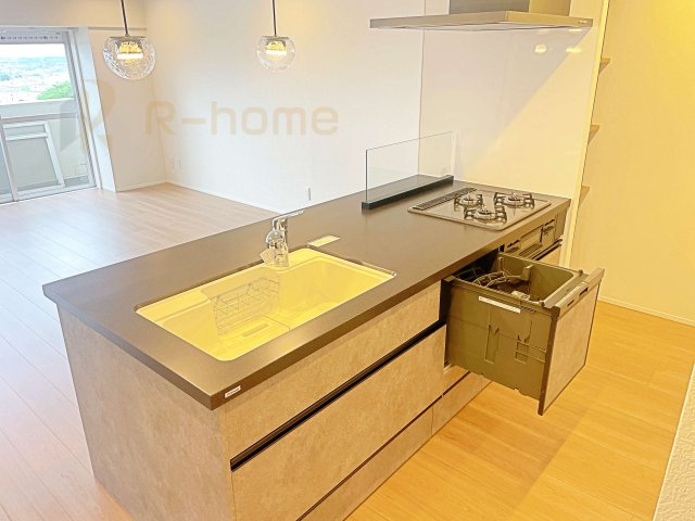 サンライフ取手A棟　中古マンションのキッチン|新品交換済みシステムキッチン！コンロ前も壁がない仕様♪便利なビルトイン食洗機付き！