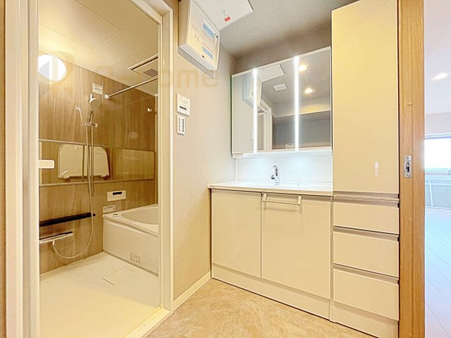 サンライフ取手A棟　中古マンションの洗面所|新品交換済みの三面鏡洗面台！タオルやドライヤーもスッキリ片付く収納棚付き♪