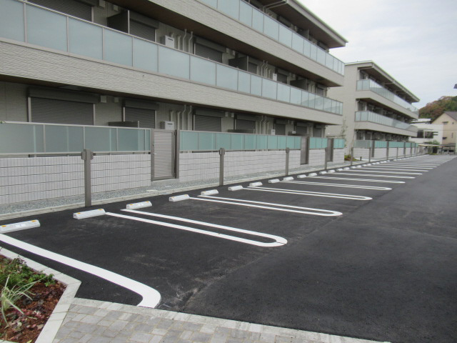 オカバ姫路岡町シャーメゾンA棟の駐車場