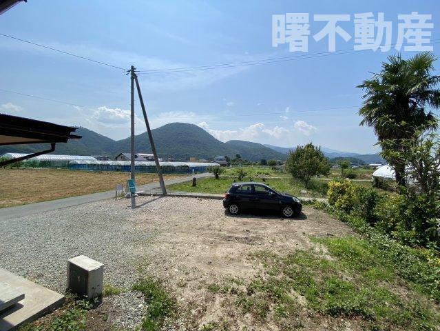 山形市寺西　中古住宅の駐車場|駐車スペースは4台可能です。