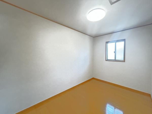 【洋室】 | ２階4帖の洋室です。