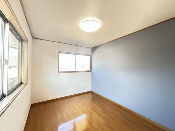 【洋室】 | 2階北側の6帖の洋室です。