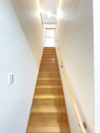 【その他】 | 玄関を入るとすぐに階段がございます。