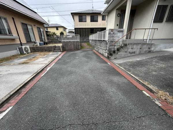【前面道路含む現地写真】 | 前面道路は幅員4ｍです。