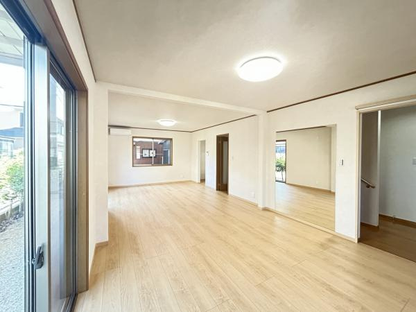 【居間・リビング】 | 間仕切りの建具を撤去いたしました。
壁・天井クロス張り替えております。
