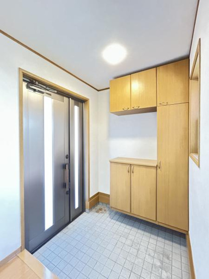 【玄関】 | 玄関内です。
壁と天井のクロス交換しております。