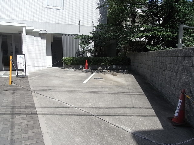 ダイドーメゾン岡本駅前の駐車場