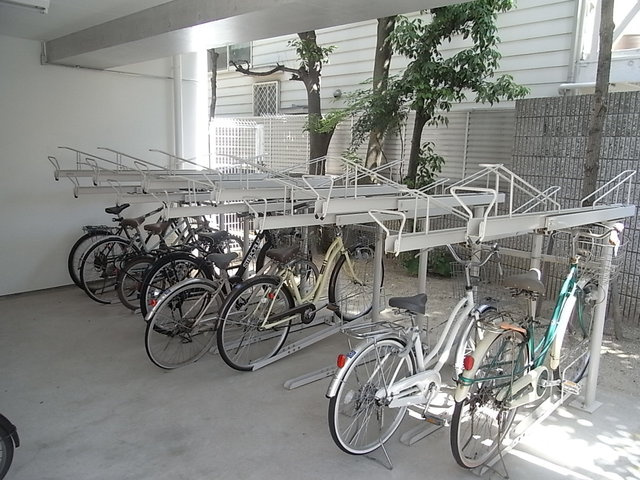 ダイドーメゾン岡本駅前の駐車場