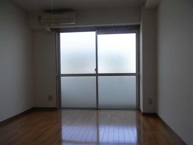 ダイドーメゾン岡本駅前の居間・リビング