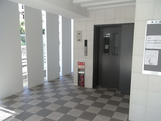 ダイドーメゾン岡本駅前のエントランス