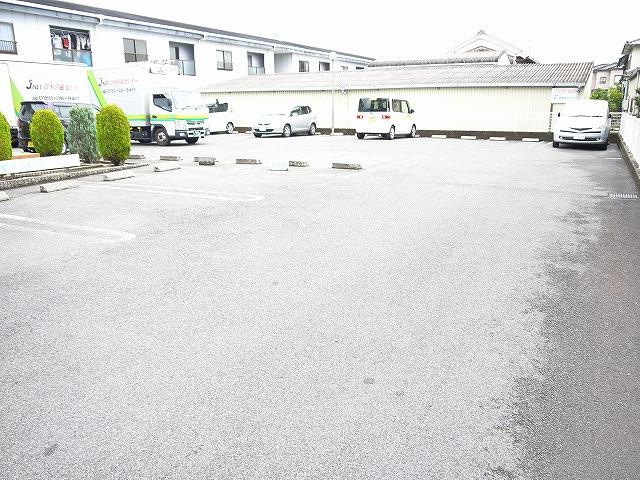 ブルジュールの駐車場