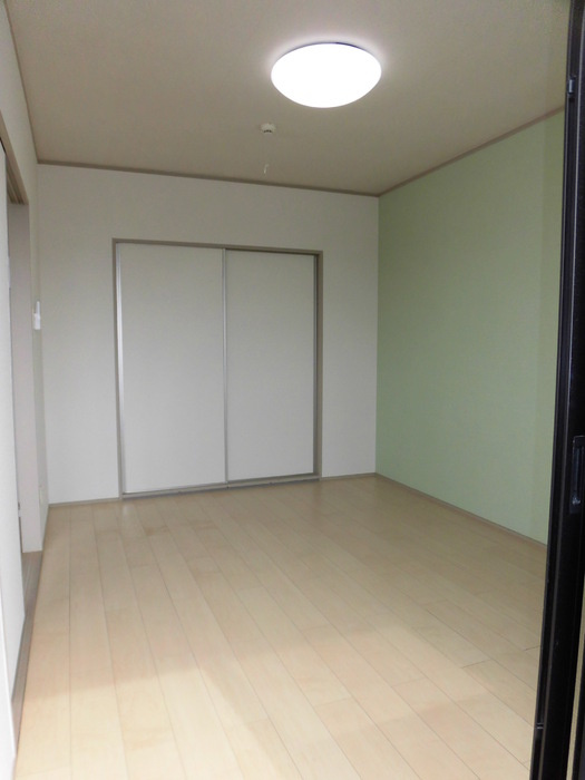 ヴィラ・コンフォートの洋室|203 照明付 南側洋室