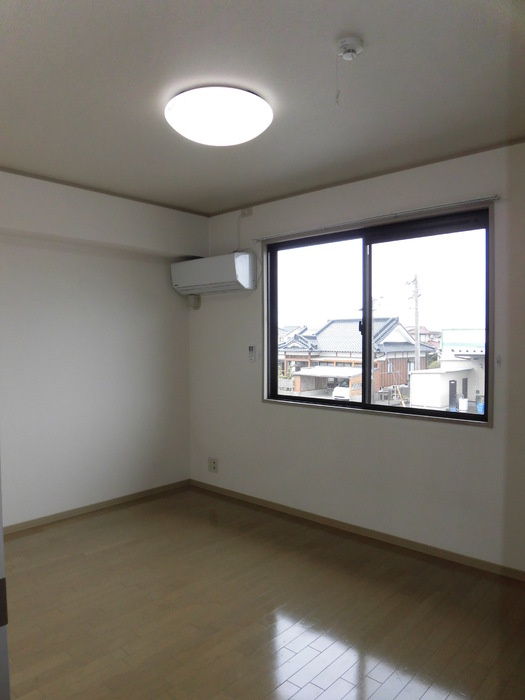 ヴィラ・コンフォートの洋室|203 照明・エアコン付北側洋室