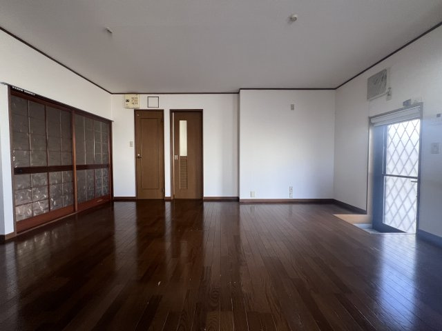 明石市鳥羽倉庫付戸建の居間・リビング