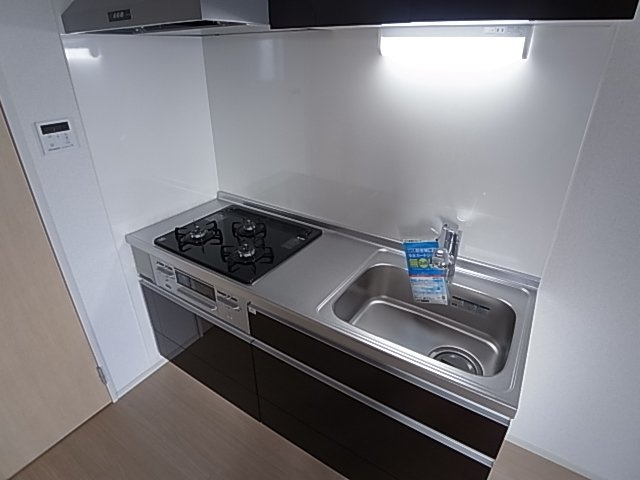 神戸市長田区西尻池町２丁目の賃貸マンションのキッチン|システムキッチン（ガス3口）