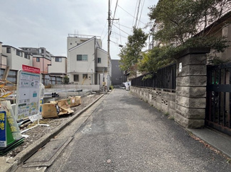 【前面道路含む現地写真】 | 交通量少なく、お子様などが遊んでいても安心して見守れる前面道路ですね♪